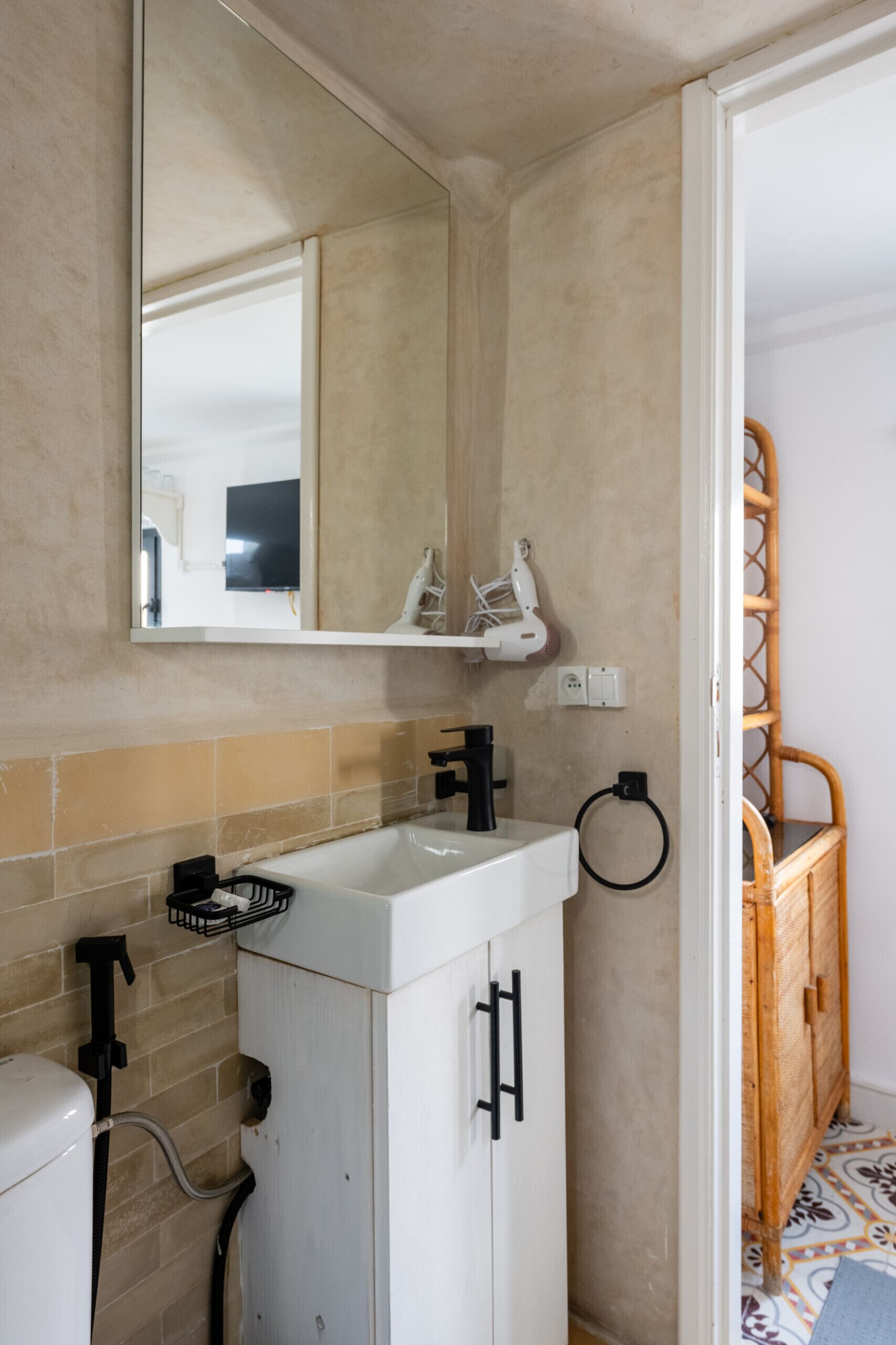 Ducha, secador de pelo, toallas, shampoo