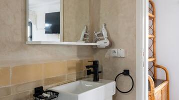 Ducha, secador de pelo, toallas, shampoo