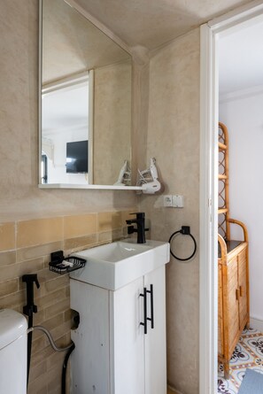 Ducha, secador de pelo, toallas, shampoo