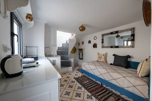 Tabla de planchar con plancha, wifi gratis y ropa de cama 