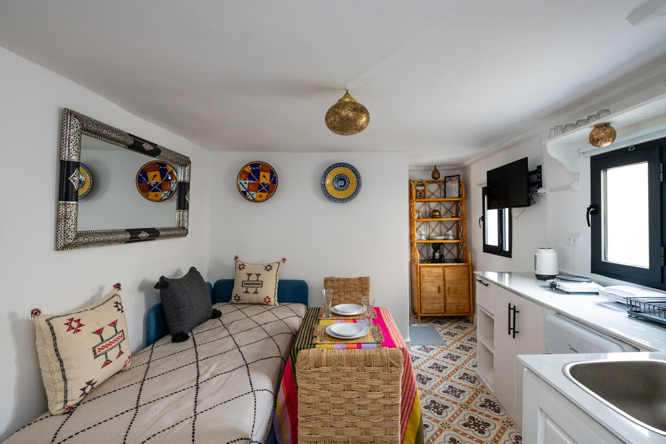 Tabla de planchar con plancha, wifi gratis y ropa de cama 