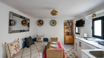 Tabla de planchar con plancha, wifi gratis y ropa de cama