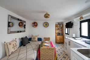 Tabla de planchar con plancha, wifi gratis y ropa de cama 