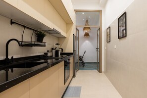 Réfrigérateur, four, plaque de cuisson, cafetière/bouilloire