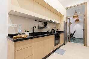 Kühlschrank, Ofen, Herdplatte, Wasserkocher mit Kaffee-/Teezubehör