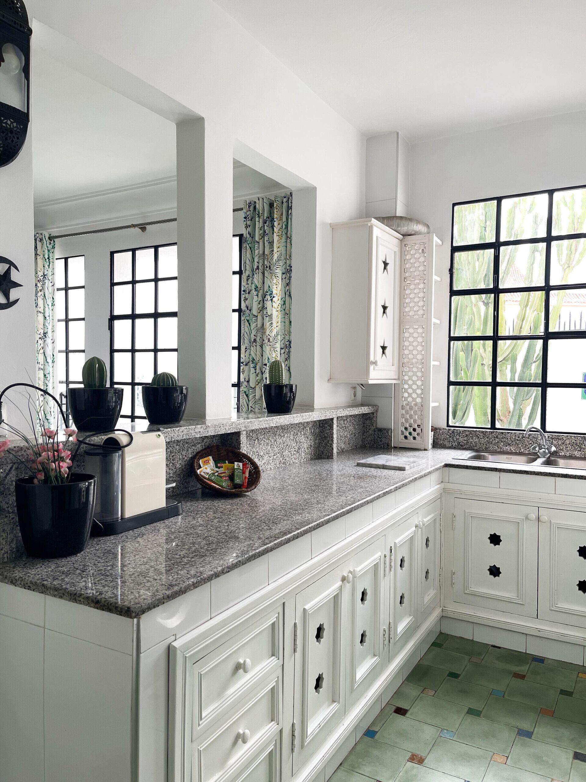 Réfrigérateur, micro-ondes, cafetière/bouilloire, bouilloire électrique