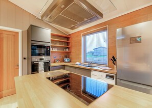 Réfrigérateur, un four, surface de cuisson, lave-vaisselle