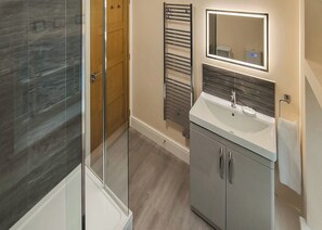 Bathroom - 4 bedroom accommodation in Narberth (Narberth)