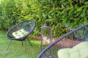 Terrace/patio - Holiday Apartment 'Gina's Lüttje Fewo' with Large Terrace and Garden (Nenndorf)