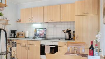 Kühlschrank, Ofen, Herdplatte, Wasserkocher mit Kaffee-/Teezubehör