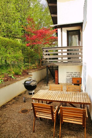 Outdoor dining - Apartment 'Im Münchner-süden' with Private Terrace, Private Garden and Wi-Fi (Schäftlarn)