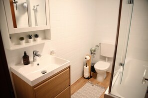 Shower, hair dryer, towels - Apartment 'Im Münchner-süden' with Private Terrace, Private Garden and Wi-Fi (Schäftlarn)