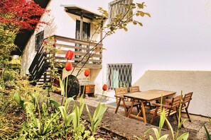 Outdoor dining - Apartment 'Im Münchner-süden' with Private Terrace, Private Garden and Wi-Fi (Schäftlarn)