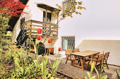 Outdoor dining. Apartment 'Im Münchner-süden' with Private Terrace, Private Garden and Wi-Fi