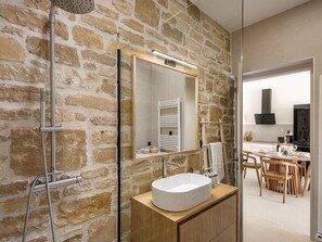 Shower, hair dryer, towels