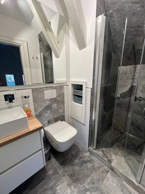 Shower, hair dryer, towels - Apartment 'Rheiderland' with Shared Garden and Wi-Fi (Weener)