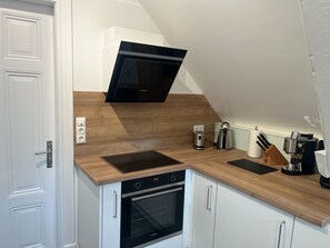 Fridge, microwave, oven, stovetop - Apartment 'Rheiderland' with Shared Garden and Wi-Fi (Weener)