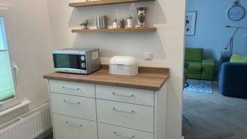 Eine Küchenzeile mit Mikrowelle, Toaster und Schränken.