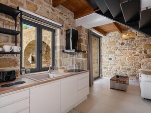 Réfrigérateur, micro-ondes, plaque de cuisson, cafetière/bouilloire