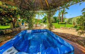 Bain à remous extérieur