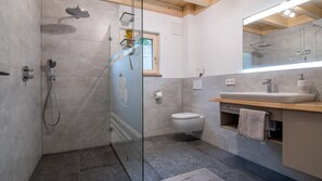 Een douche, een haardroger, handdoeken