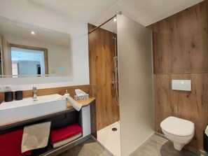 Regadera, secadora de cabello, toallas 