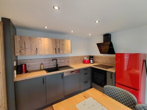 Fridge, oven, stovetop, coffee/tea maker