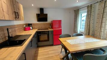 Fridge, oven, stovetop, coffee/tea maker