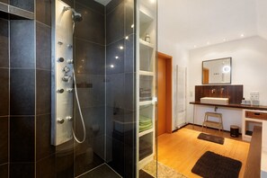 Dusche, Haartrockner, Handtücher