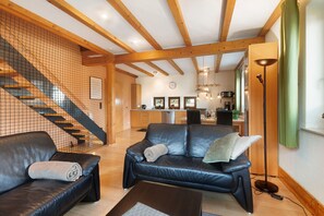 Fernseher, Tischtennisplatte, Stereoanlage