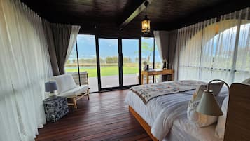 Exclusieve suite, uitzicht op meer | Een kluis op de kamer, gratis wifi