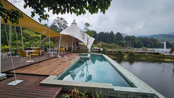 Kolam renang outdoor