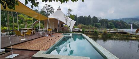 Una piscina al aire libre