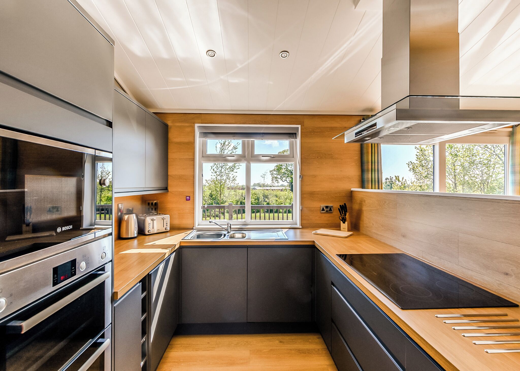 Réfrigérateur, four, plaque de cuisson, lave-vaisselle