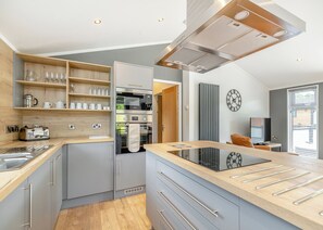 Fridge, oven, stovetop, toaster - 4 bedroom accommodation in Caerwys (Caerwys)