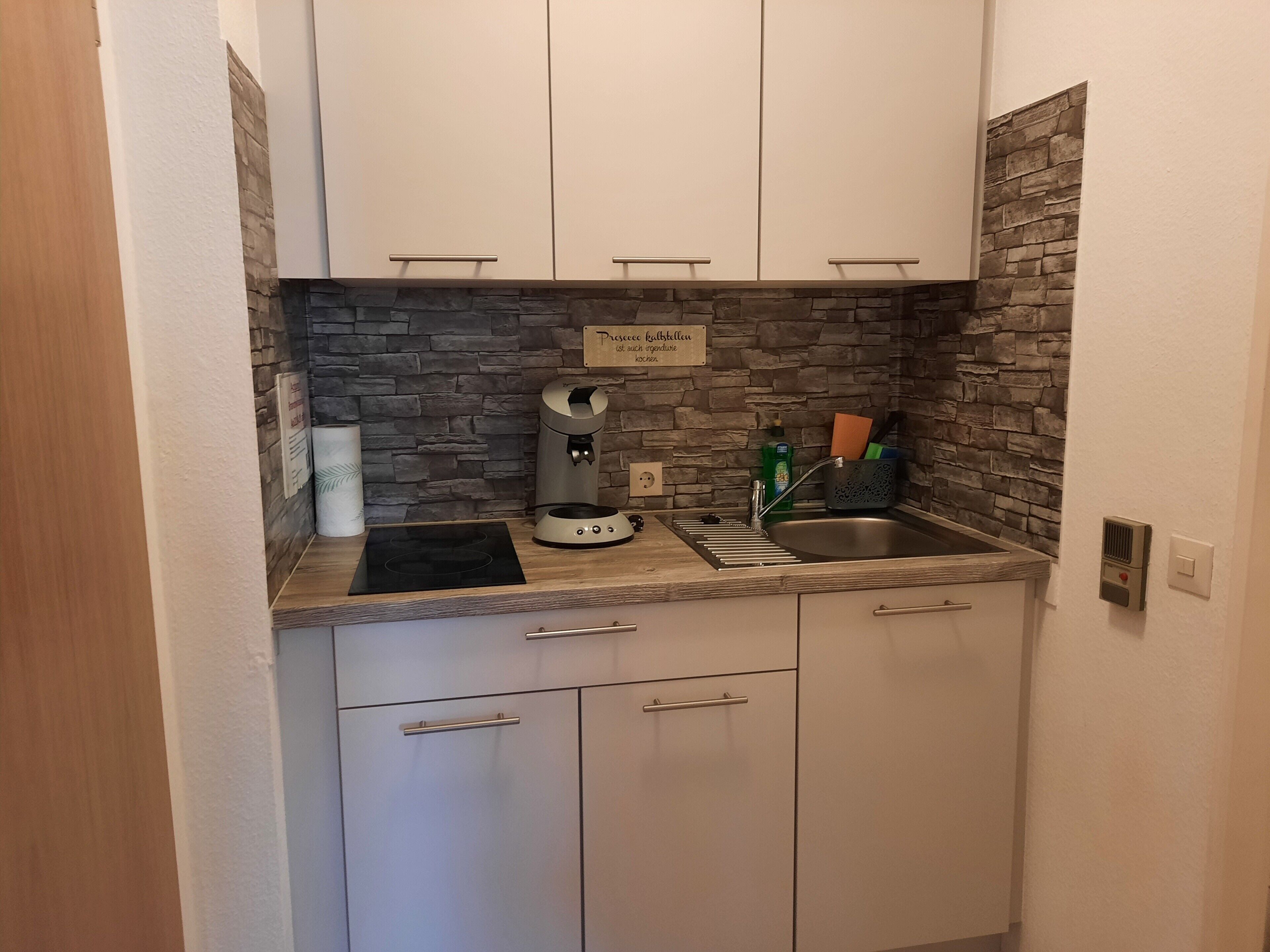 Kühlschrank, Mikrowelle, Herdplatte, Wasserkocher mit Kaffee-/Teezubehör