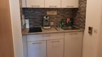 KĂŒhlschrank, Mikrowelle, Herdplatte, Wasserkocher mit Kaffee-/Teezubehör
