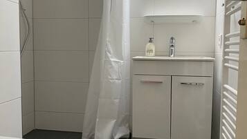 Douche, sĂšche-cheveux, serviettes fournies