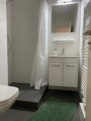 Een douche, een haardroger, handdoeken