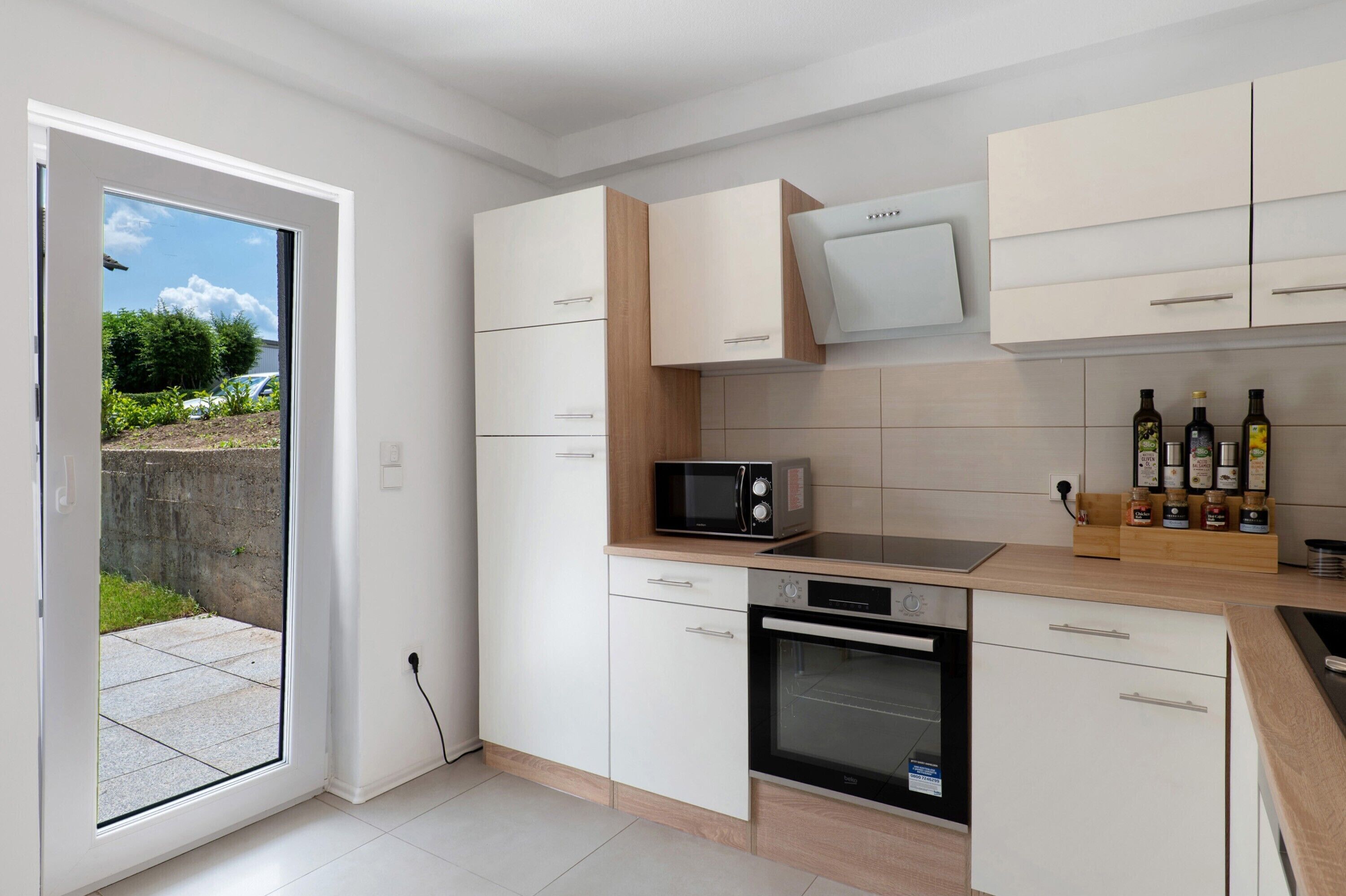 Frigorifero, microonde, forno, piano cottura