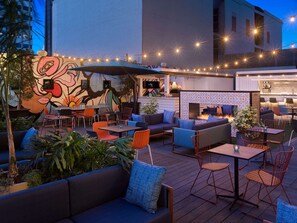 Outdoor dining - Downtown San Diego Access | Rooftop Pool & Dining (San Diego)