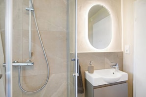 Shower, hair dryer, towels - Holiday Home 'Feilchenhof' with Private Terrace, Private Garden and Wi-Fi (Freilassing)