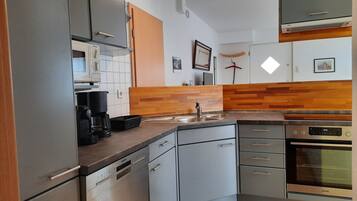 Kühlschrank, Mikrowelle, Ofen, Herdplatte