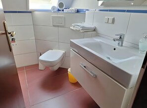 Dusche, Haartrockner, Handtücher