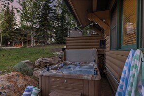 Outdoor spa tub - Foxglove at Deer Valley by AvantStay | Hot Tub | Steps from Main Street (Park City)