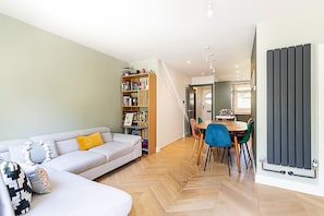 TV - Stylish Islington Garden Flat Sleeps Four (London)