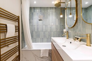 Apartament (Stylish Islington Garden Flat Sleeps ) | Bany | Tovalloles 