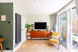 Apartment (Stylish Islington Garden Flat Sleeps ) | Living room | TV
