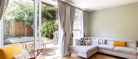 アパートメント (Stylish Islington Garden Flat Sleeps ) | リビングルーム | テレビ