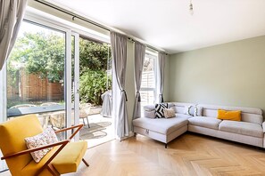 Apartamento (Stylish Islington Garden Flat Sleeps ) | Sala de estar | Una televisión